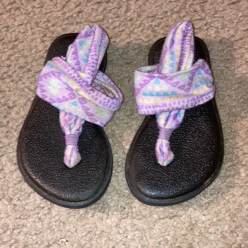 Cute little Sanuk sandals size 7-8 most comfortable sandals ever